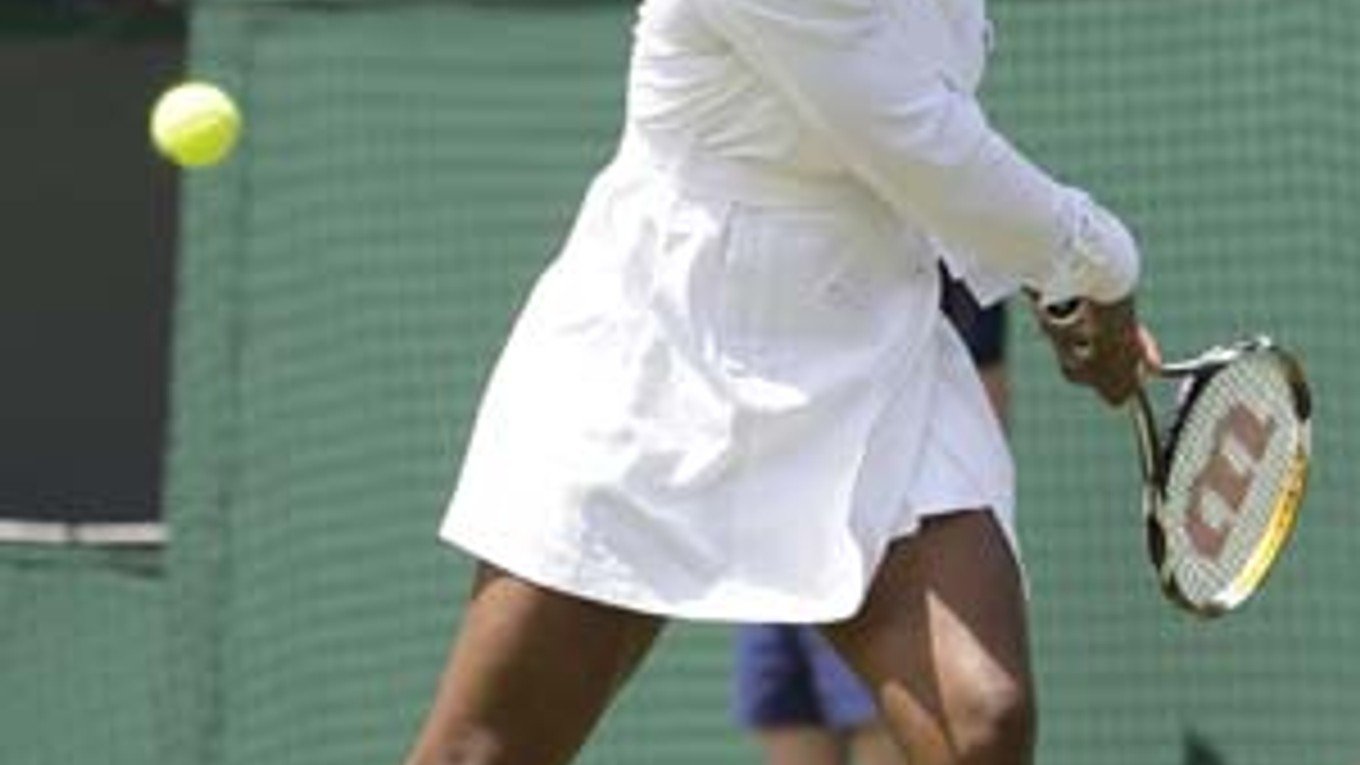 Serena Williamsová pri rozcvičke v netradičnom športovom oblečení.