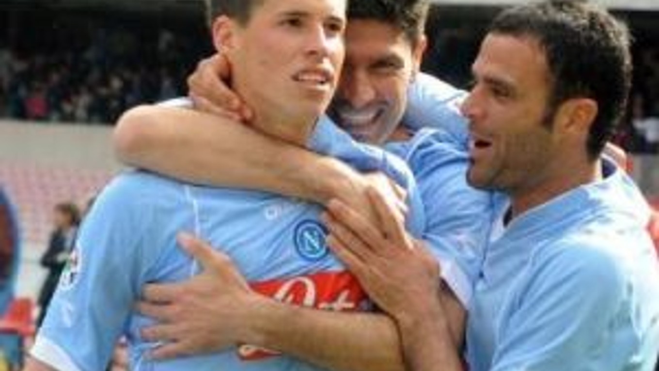 Marek Hamšík (vľavo) púta záujem európskych veľkoklubov.