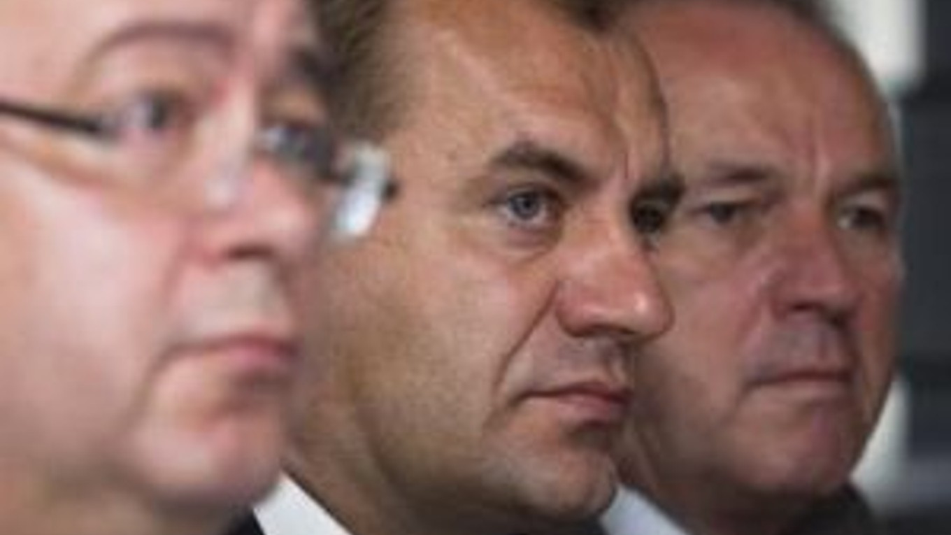 Na snímke zľava prezident FC Artmedia Petržalka Vladimír Bajan, tréner FC Artmedia Petržalka Vladimír Weiss a viceprezident FC Artmedia Petržalka Rudolf Janček.