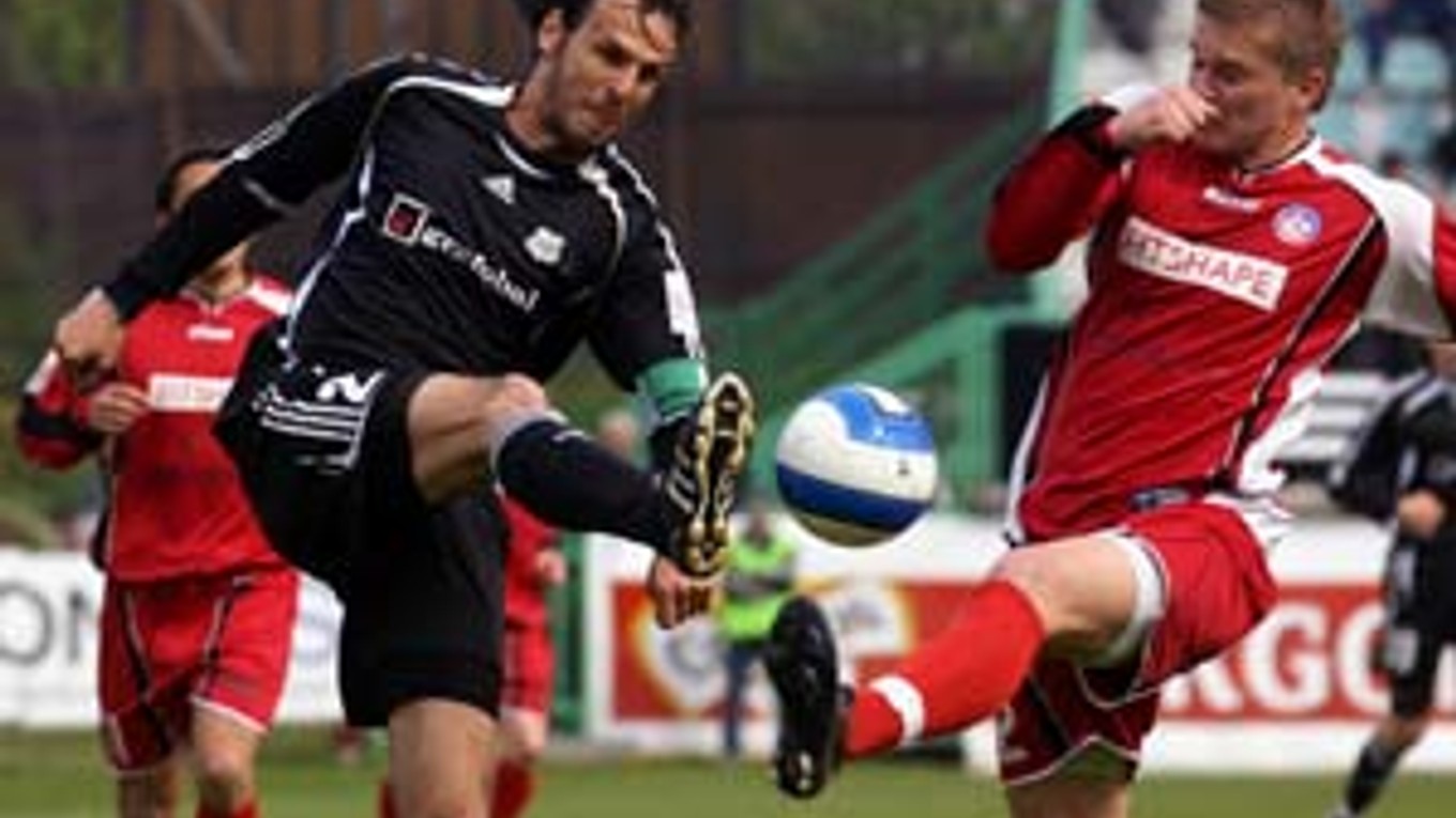 Kapitán a špílmacher Artmedie Petržalka Ján Kozák (vľavo) v súboji s Jurajom Križkom z Trenčína.