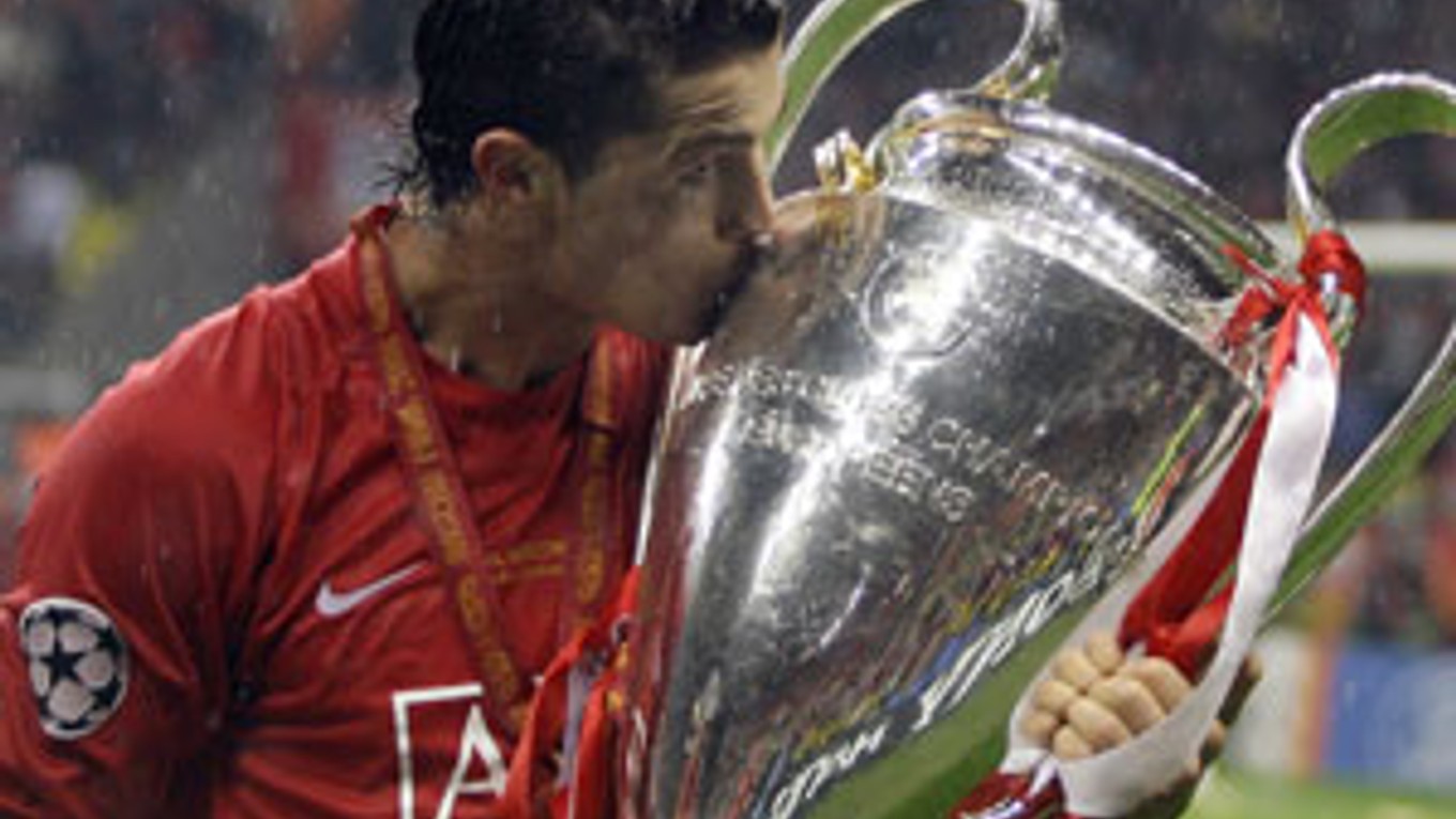 Cristiano Ronaldo s trofejou pre víťaza Ligy Majstrov.