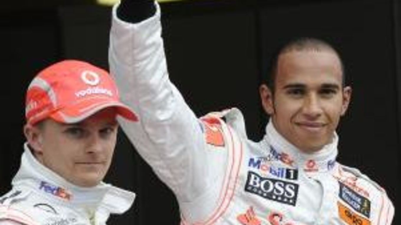 Heikki Kovalainen (vľavo) a víťaz kvalifikácie na VC Nemecka Lewis Hamilton.