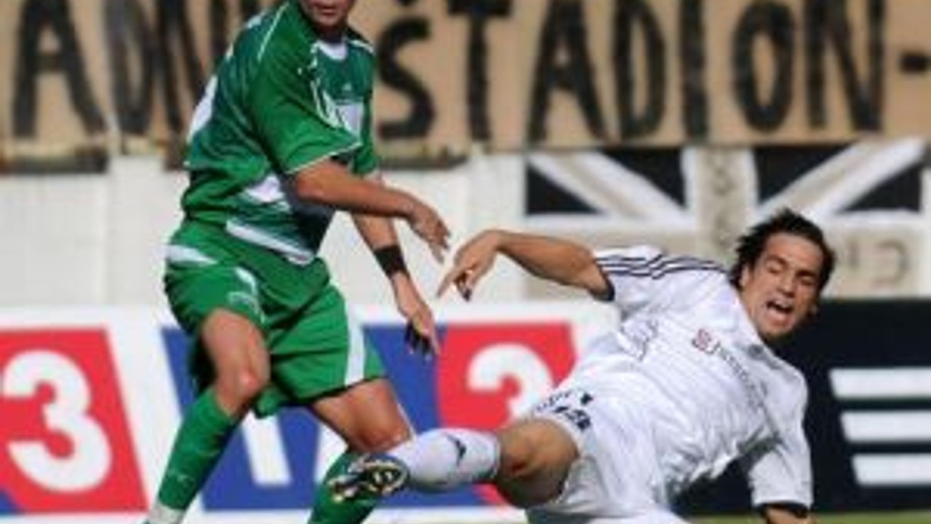 Juraj Piroska (vpravo) z Artmedie a Jaroslav Prekop z Prešova v jednom zo súbojov otváracieho duelu nového ročníka Corgoň ligy.
