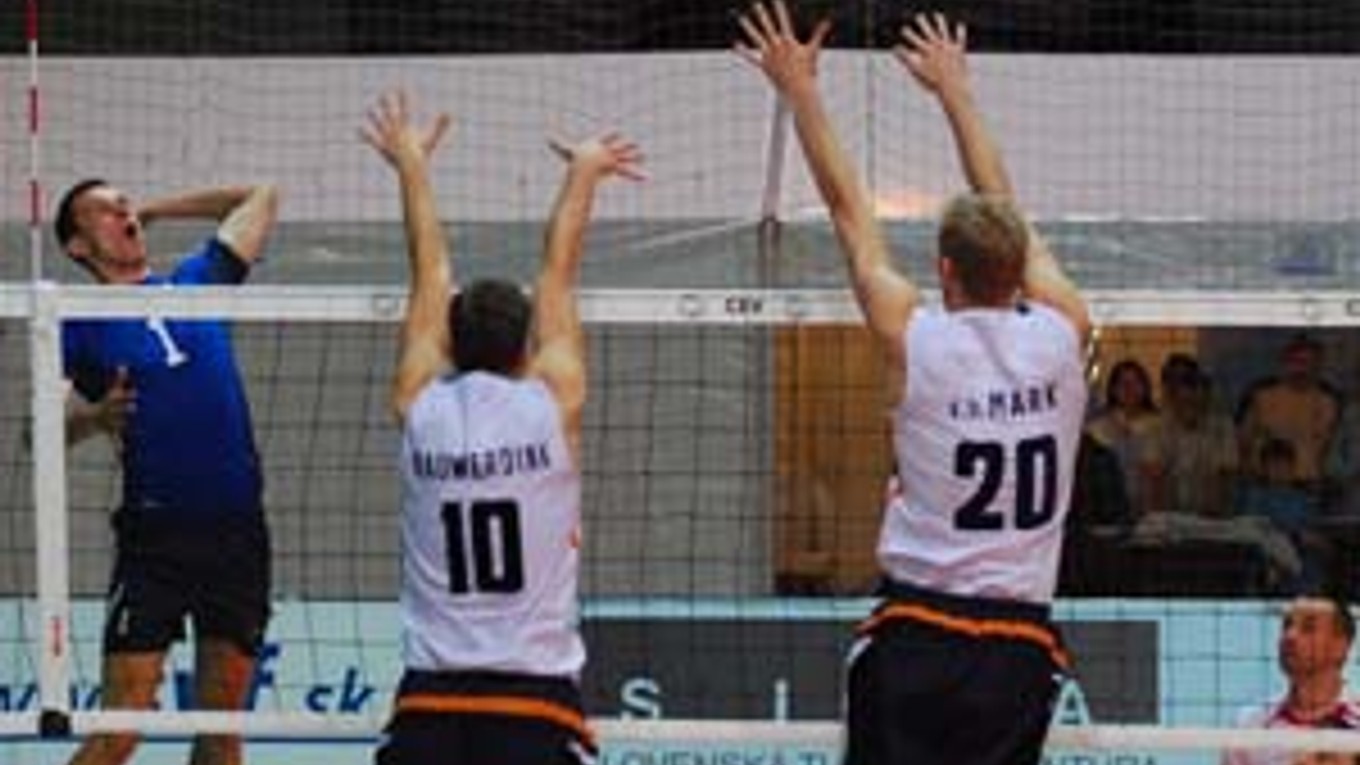 Slovenský volejbalový reprezentant Milan Bencz (č. 1) pri smeči .