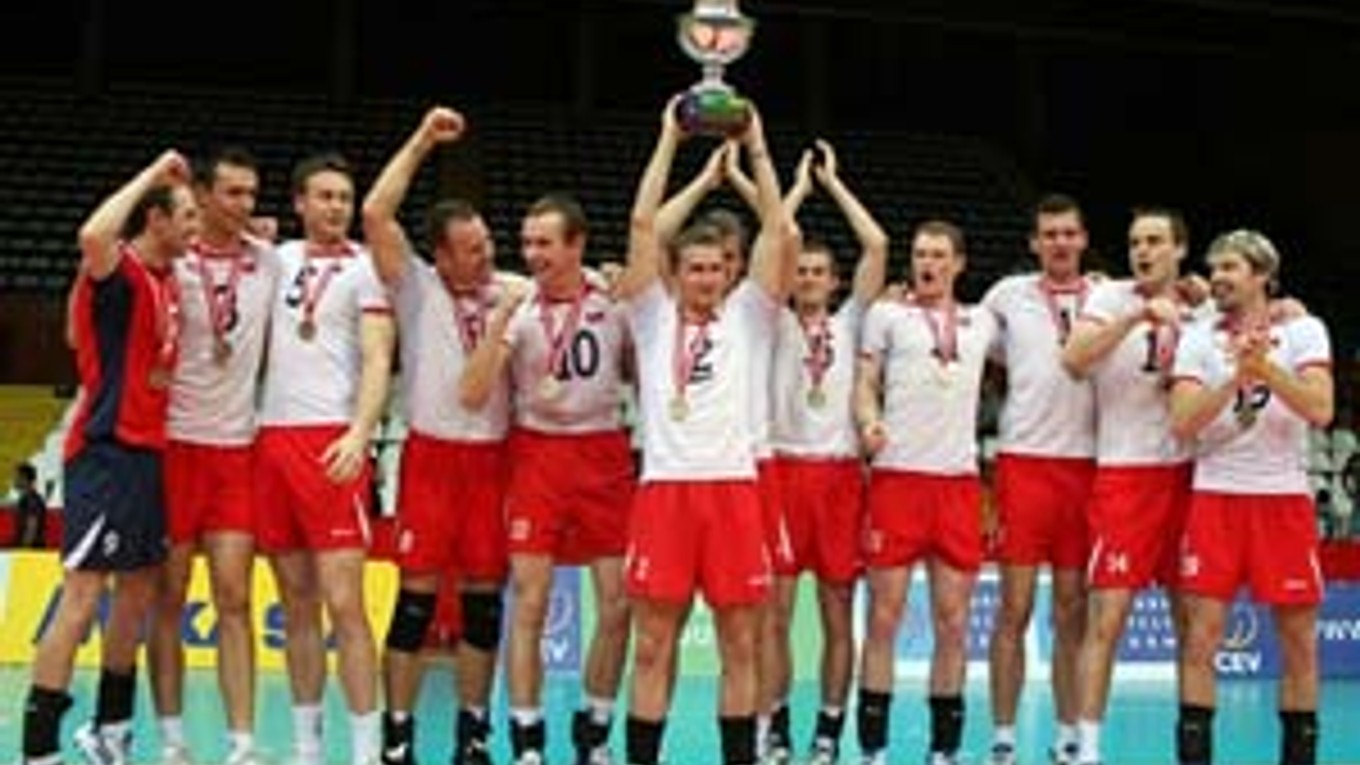 Slovenskí reprezentanti tešiaci sa so zlatých medailí. V strede kapitán Michal Masný s víťaznou trofejou.