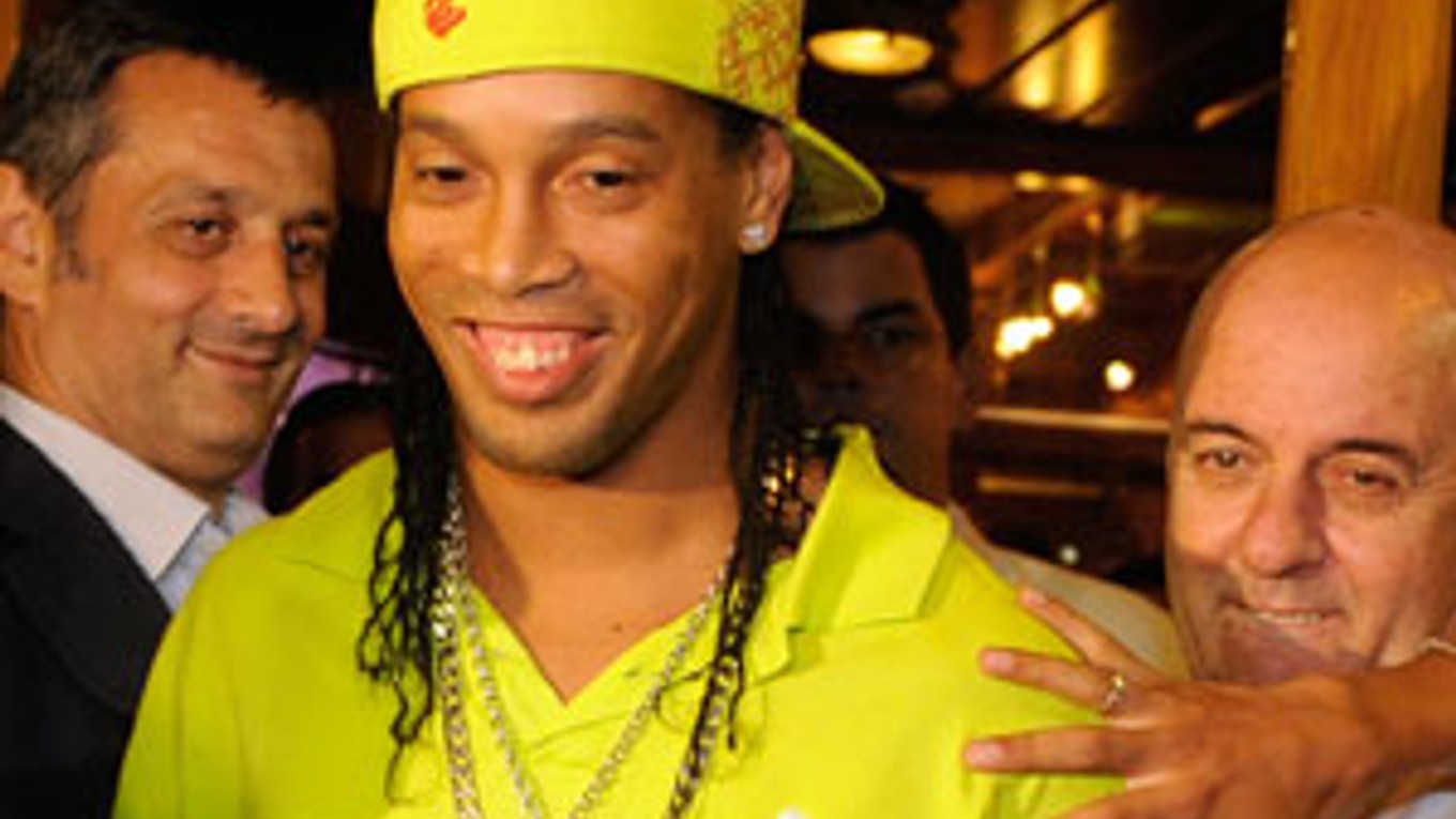 Ronaldinho z FC Barcelona bude asi najväčšou posilou AC.