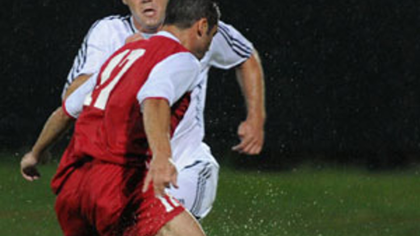 Branislav Fodrek z Artmedie a Kenneth Scicluna z FC Valletta.