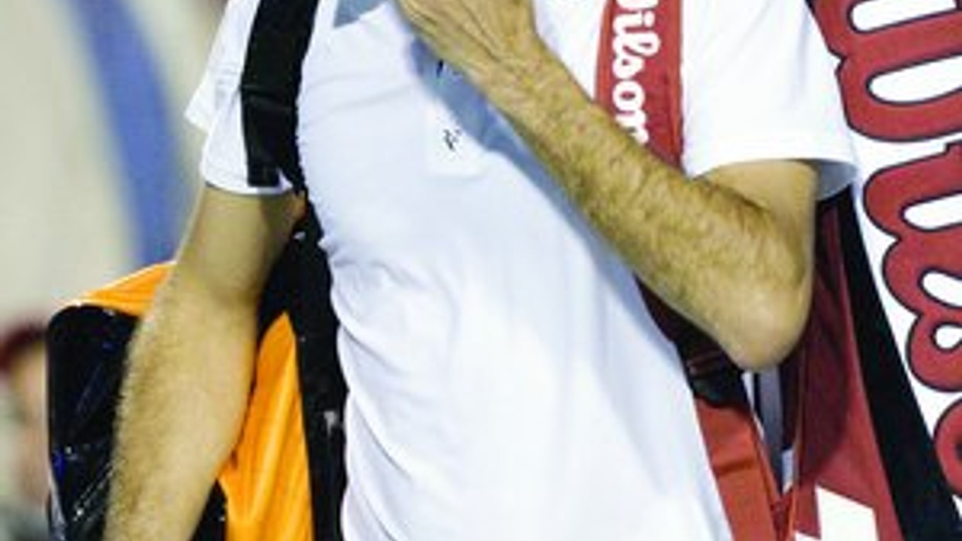 Roger Federer prehral vo finále Wimbledonu a teraz hneď v prvom zápase v Toronte.