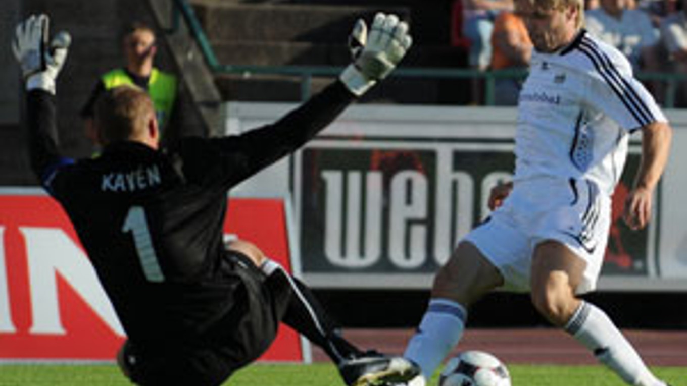 Branislav Obžera z Artmedie a Mikko Kaven z Tampere United v zápase 2. predkola Ligy majstrov medzi Tampere United - Artmedia Petržalka.