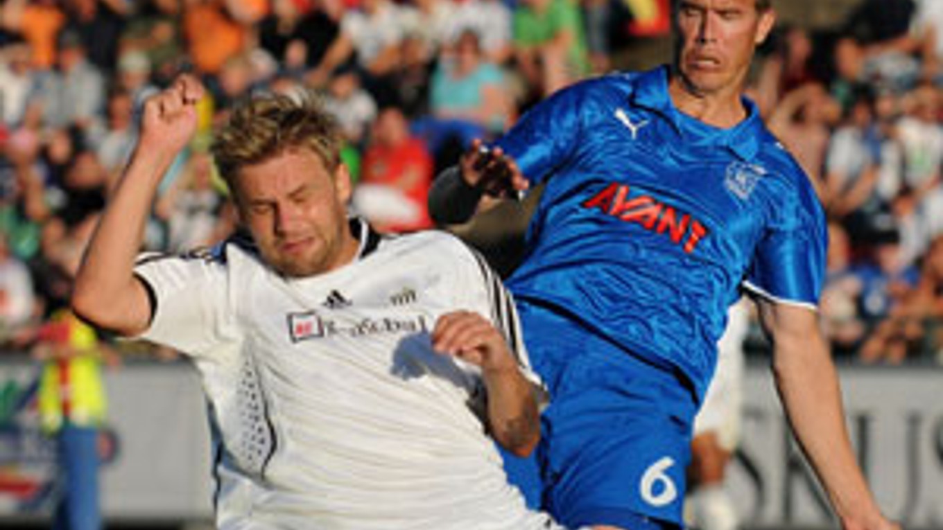 Zbyněk Pospěch z Artmedie a Juss Kuoppala z Tampere United v zápase 2. predkola Ligy Majstrov medzi Tampere United - Artmedia Petržalka.