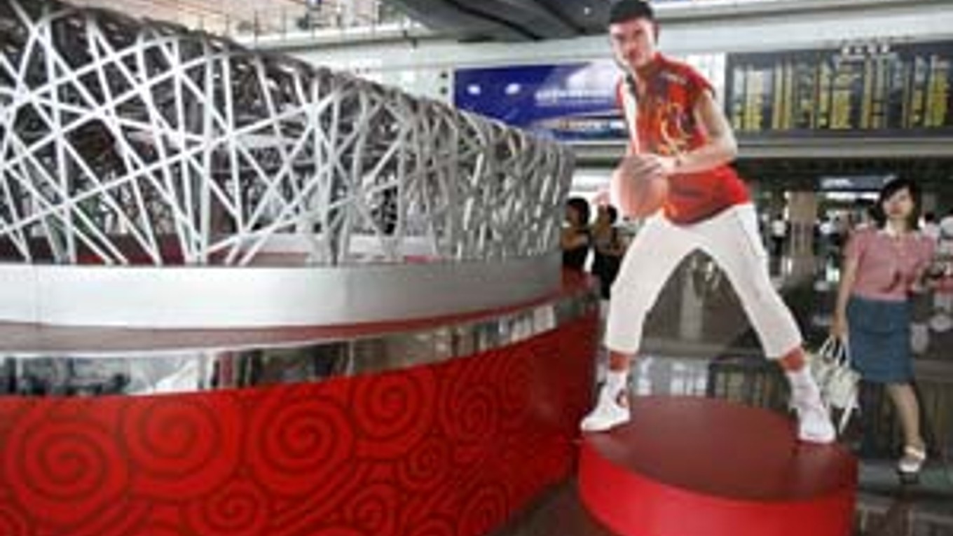 Hala pekinského letiska láka na olympiádu maketou štadióna Vtáčie hniezdo a basketbalistu Jao Minga.