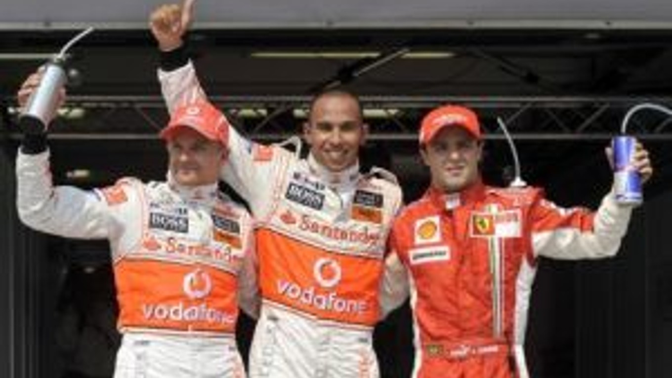 Zľava jazdci McLarenu Heikki Kovalainen a Lewis Hamilton, vpravo potom Felipe Massa z Ferrari po kvalifikácii na Veľkú cenu Maďarska.