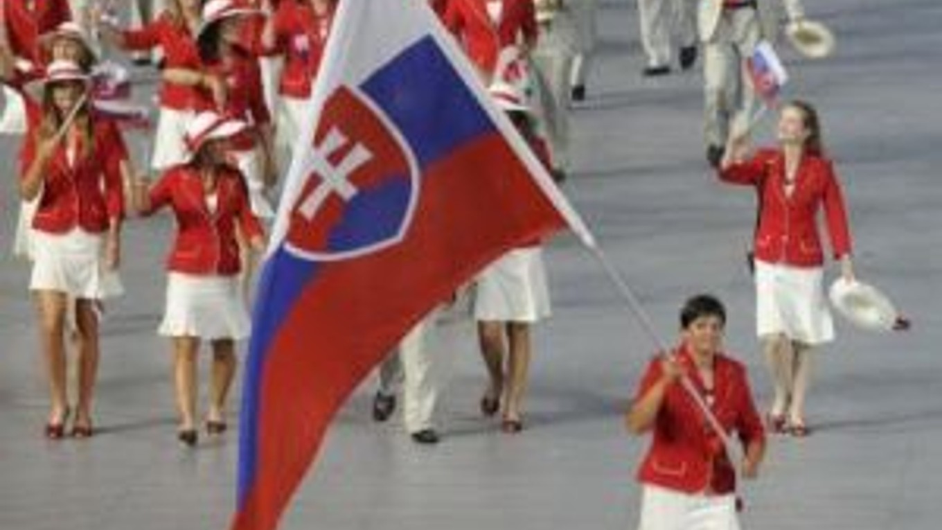 Elena Kaliská (s vlajkou) priviedla slovenských športovcov na plochu olympijksého štadióna.