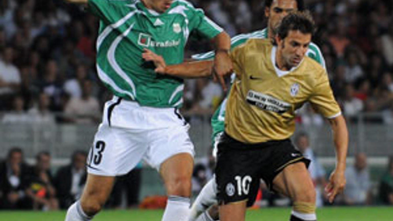 Alessandro Del Piero z Juventusu a Stanislav Velický z Artmedie Petržalka v súboji o loptu v zápase 3. predkola Ligy Majstrov medzi Juventusom - Artmediou Petržalka.