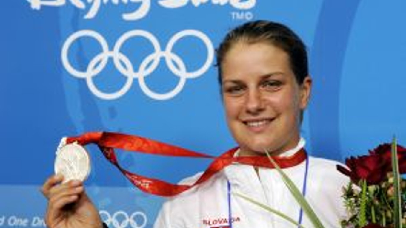 Zuzana Štefečeková na stupní víťazov so striebornou medailou.