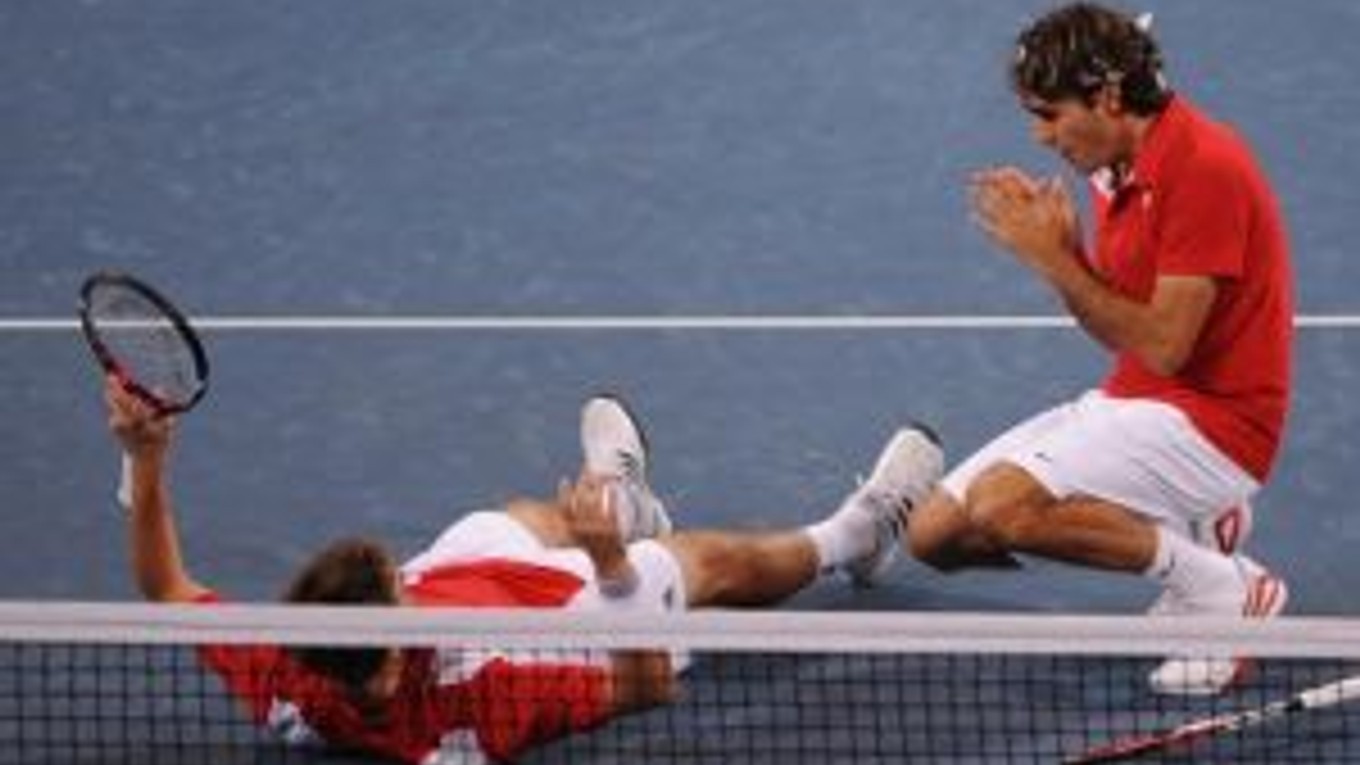 Švajčiarska radosť po poslednej loptičke finále štvorhry. Po nej je jasné, že sa Roger Federer (vľavo) dočkal olympijského zlata.