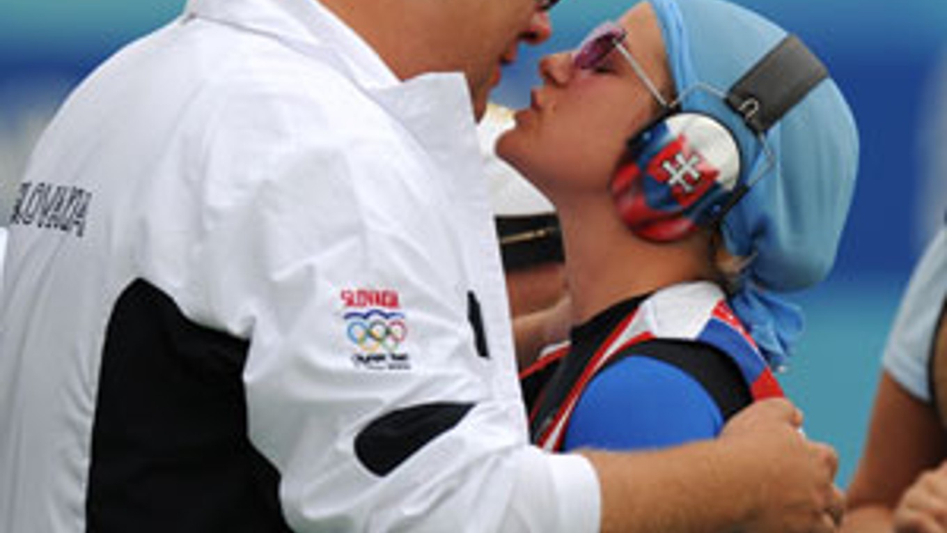 Tréner Branislav Slamka sa raduje so Zuzanou Štefečekovou po jej striebornej medaile.