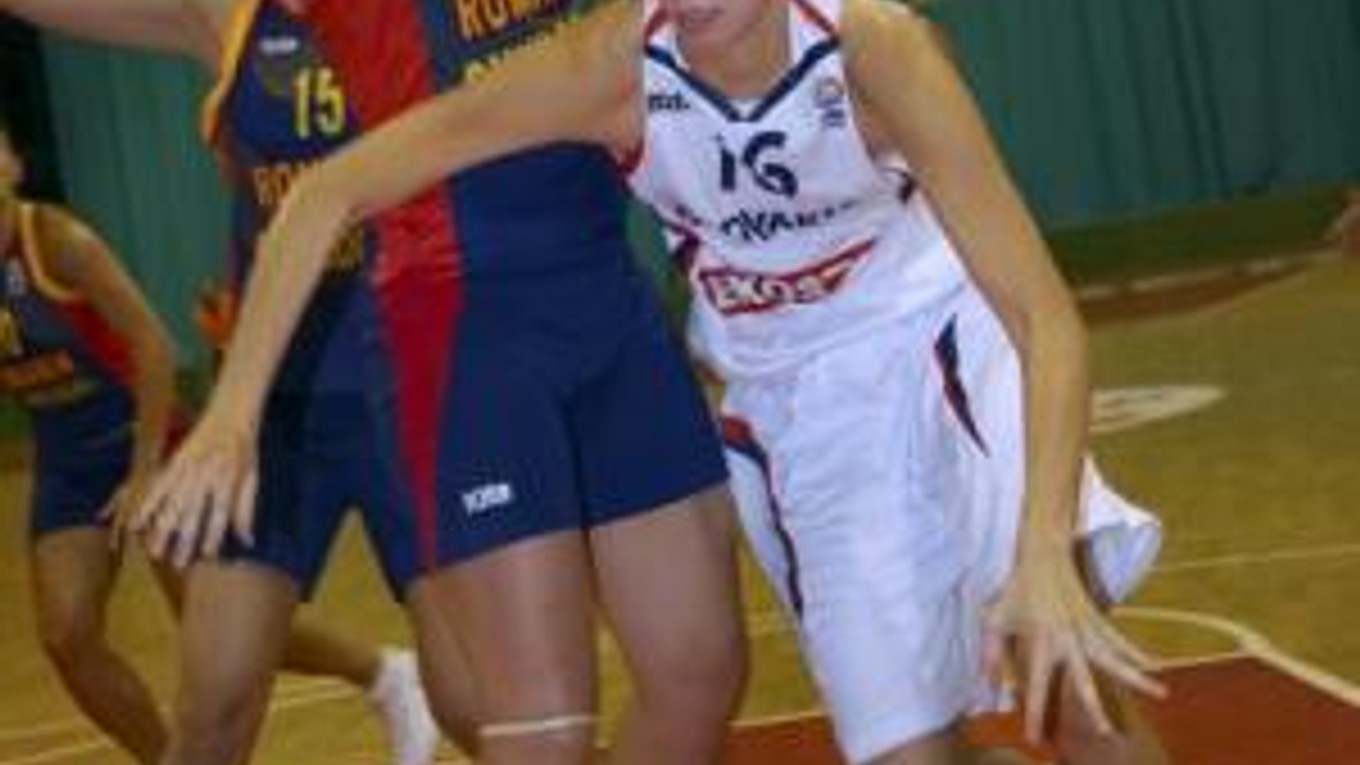 Romana Vyňuchalová (vpravo) uniká rumunskej obrane v basketbalovom zápase žien medzi Slovenskom a Rumunskom.