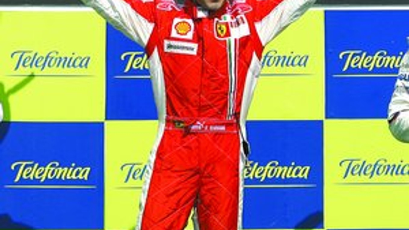 Felipe Massa z tímu Ferrari vyhral po Bahrajne, Turecku a Francúzsku už štvrté preteky formuly 1 v tejto sezóne, na lídra MS Hamiltona stráca 6 bodov. Pre kolíziu s Nemcom Sutilom musel Brazílčan vo Valencii zaplatiť pokutu 10–tisíc eur.