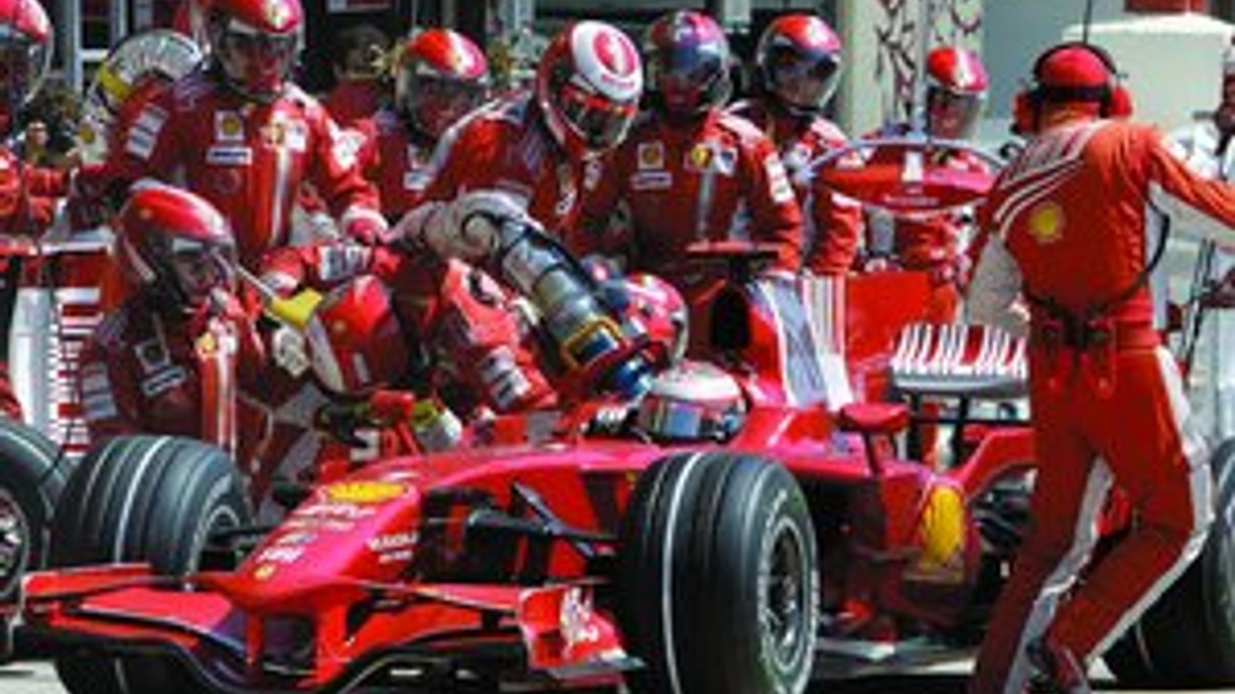 Tankovacia hadica je ešte zastrčená v monoposte a Räikkönen sa už pohýna. Hadicou tak zrazil mechanika.