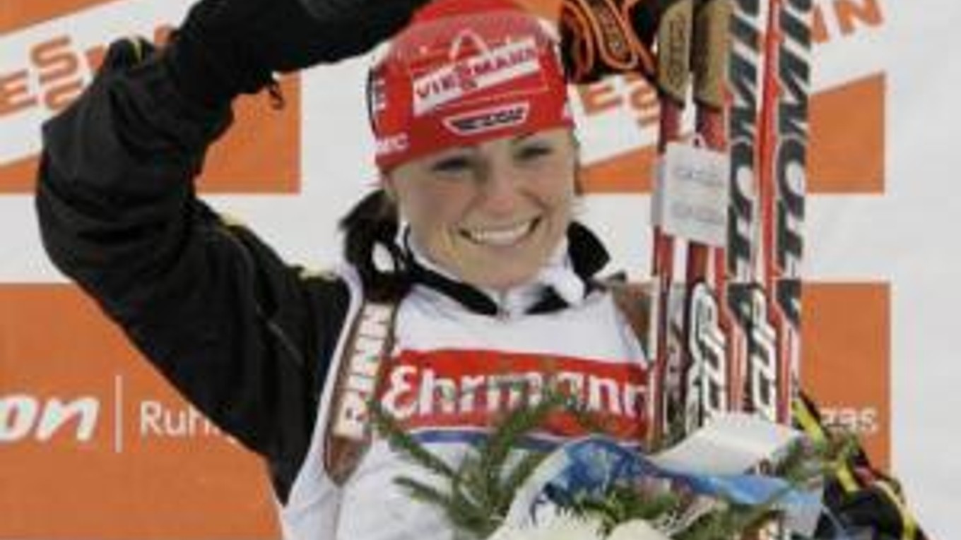 Nemecká biatlonistka Andrea Henkelová oslavuje na pódiu víťazstvo v dnešných pretekoch na 7,5 km, ktorými sa začali MS v biatlone vo švédskom Östersunde.