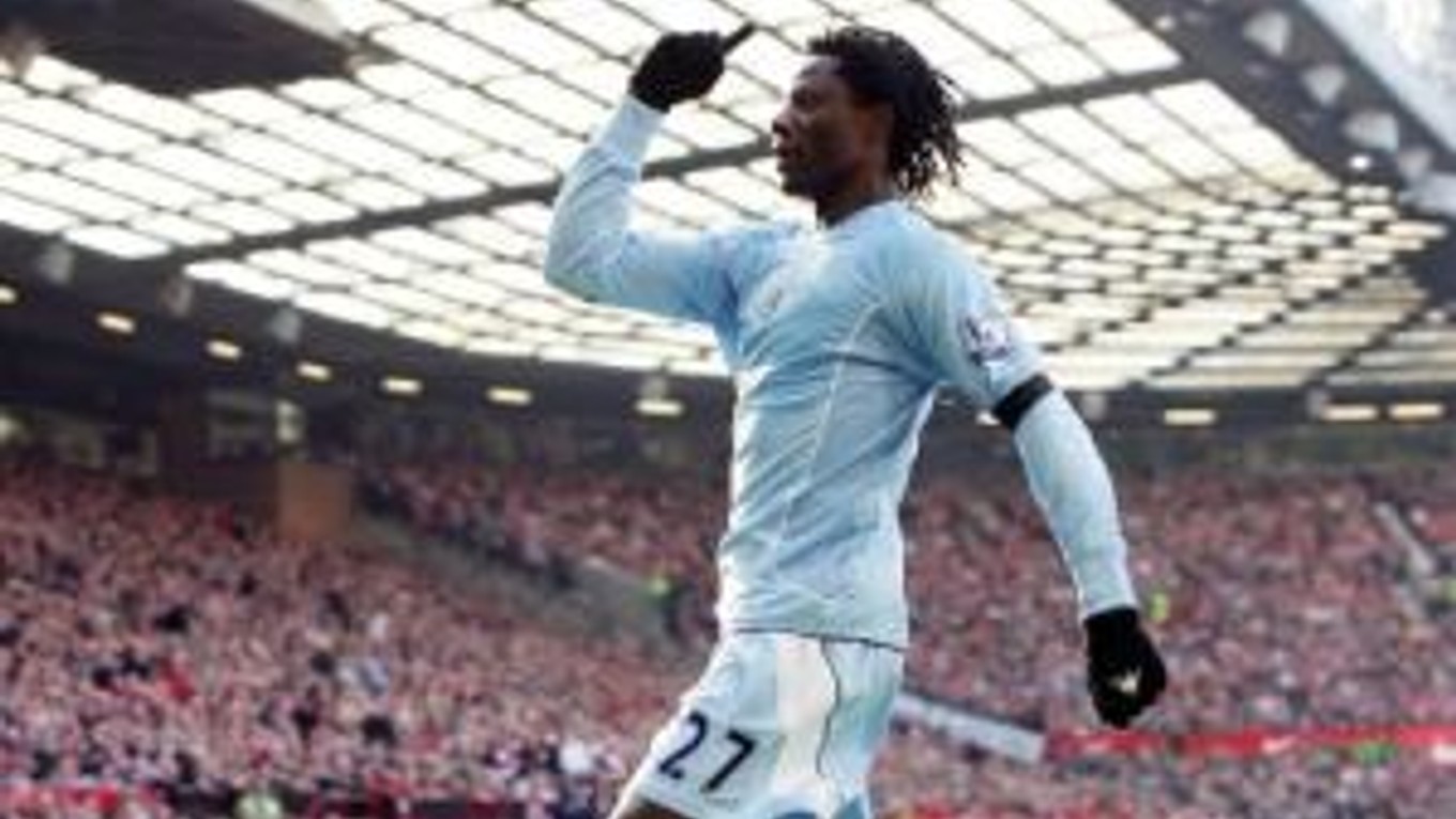 Nová posila Manchesteru City Benjani Mwaruwari oslavuje svoj gól do siete Manchesteru United.