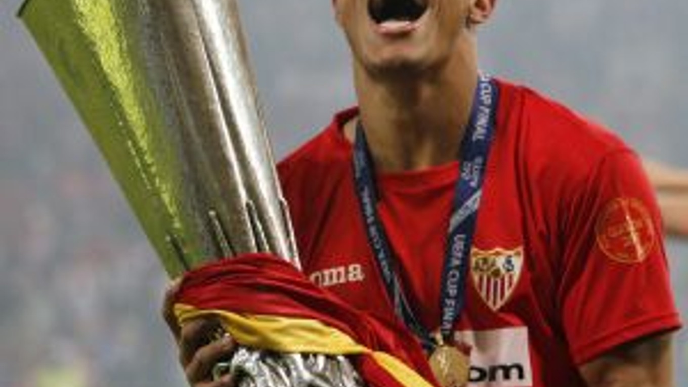 Daniel Alvés, hráč FC Sevilla s trofejou za víťazstvo v Pohári UEFA.