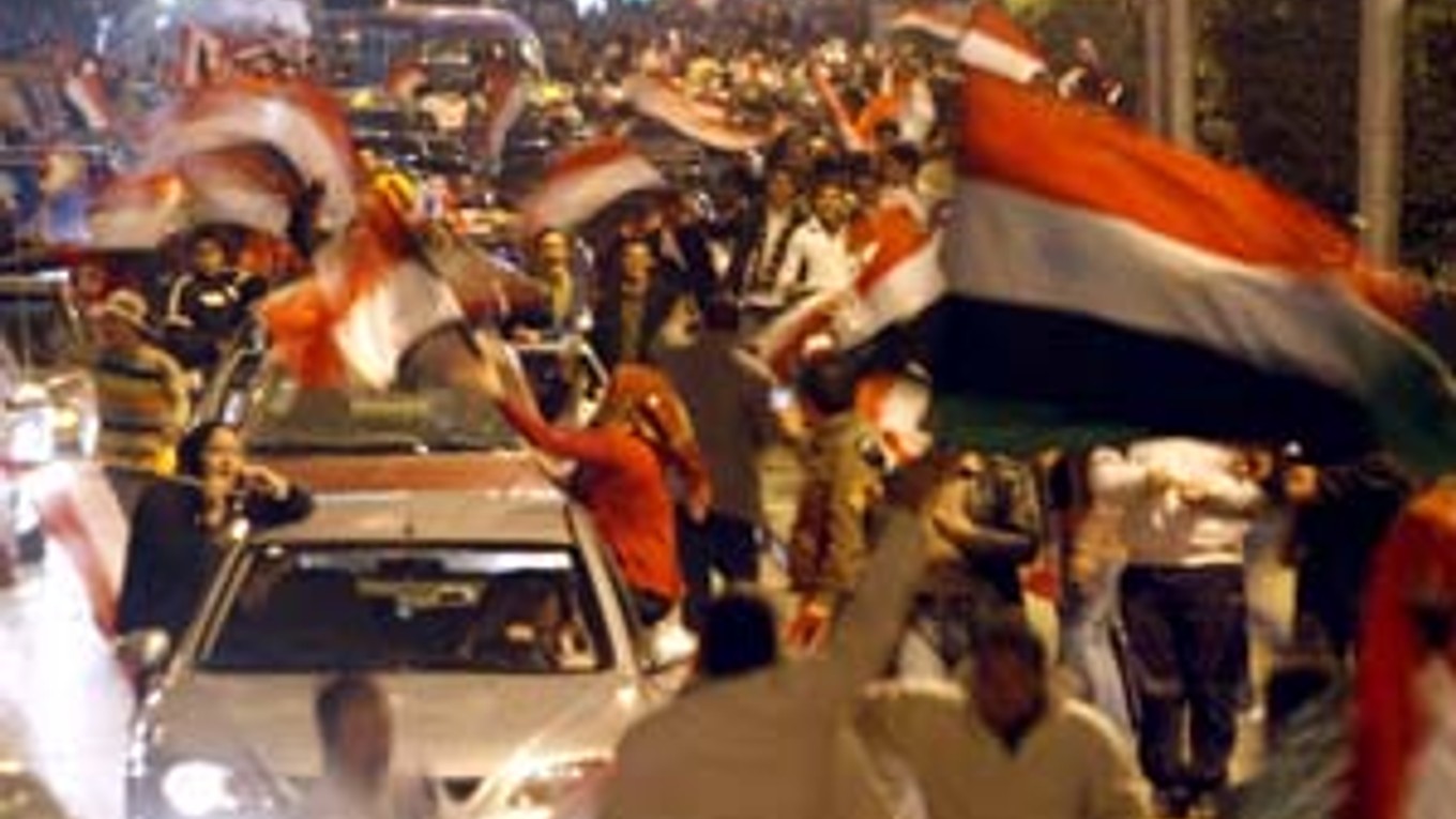 Egyptskí fanúšikovia oslavujú v uliciach Káhiry africký titul futbalovej reprezentácie.