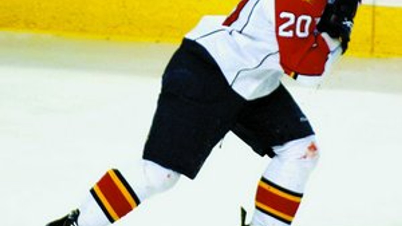 Tridsaťdvaročný útočník Floridy Richard Zedník po zranení v Buffale sám odkorčuľoval na striedačku, rukou si pritláčal ranu na krku.