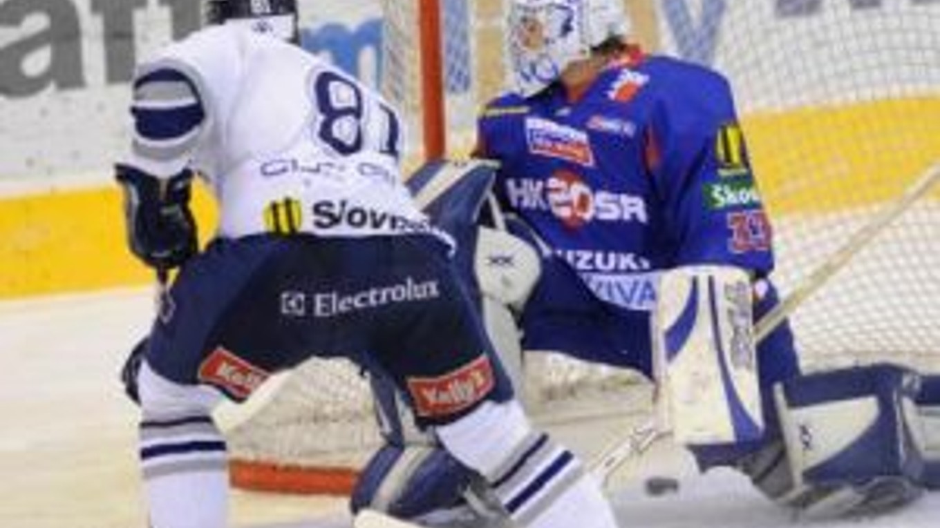 Slovanista Miroslav Lažo (vľavo) strieľa druhý gól do siete brankára SR 20 Júliusa Hudáčeka.