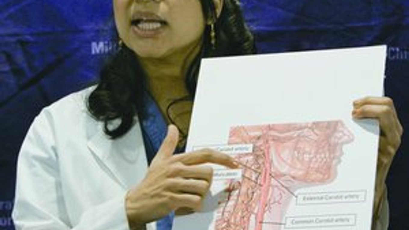 Lekárka Sonya Noorová zo všeobecnej nemocnice v Buffale ukazuje na zasiahnutú krčnú tepnu Richarda Zedníka. Po operácii je hokejista v dobrej kondícii.