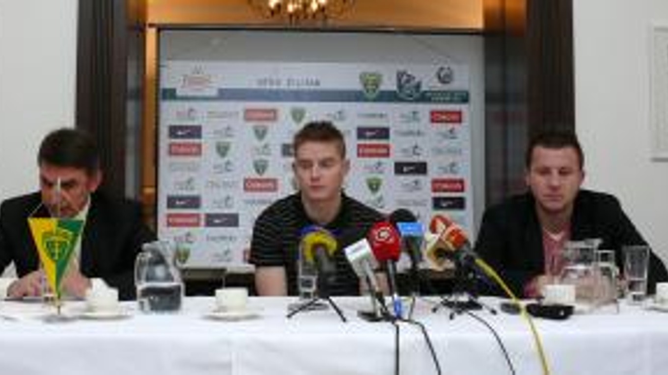 Hráč MŠK Žilina Tomáš Hubočan (v strede) podpísal zmluvu s futbalovým majstrom ligy Zenit Petrohrad. O svojich prvých dojmoch vo svojom novom pôsobisku hovoril hráč na tlačovke, ktorej sa zúčastnil aj jeho namažér Michal Holeščák a predseda dozornej rady