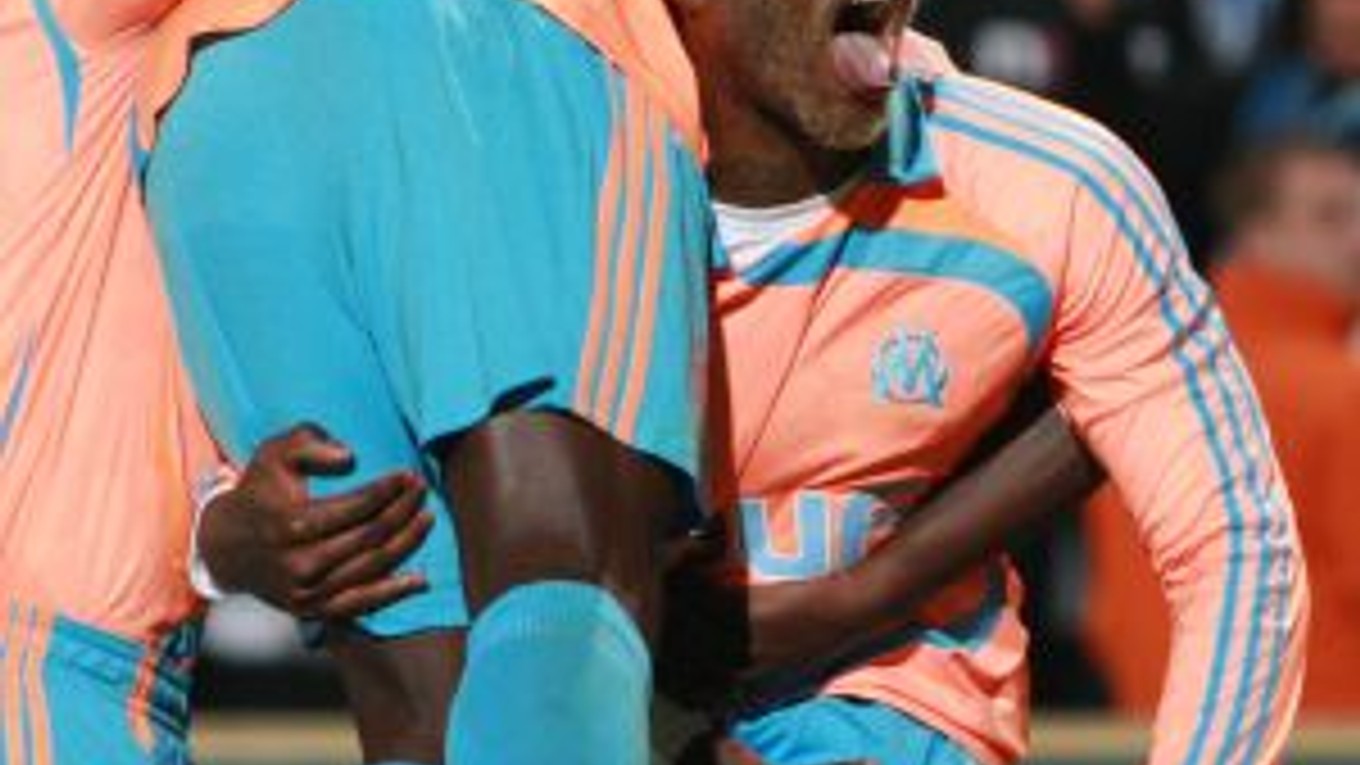 Útočník Marseille Djibril Cissé drží na pleci spoluhráča Mamadou Nianga, ktorý 3. gólom spečatil skóre zápasu Marseille - Spartak Moskva (3:0).