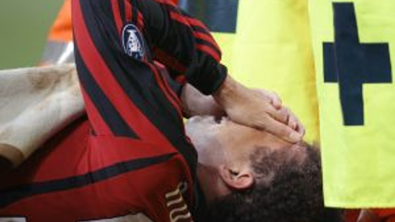 Brazílsky útočník Ronaldo má problémy s kolenom a bude pauzovať približne 9 mesiacov.