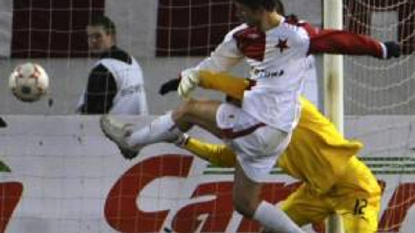 Hráč Slavie Praha David Střihavka dáva gól po chybe brankára Tottenhamu Radka Černého.