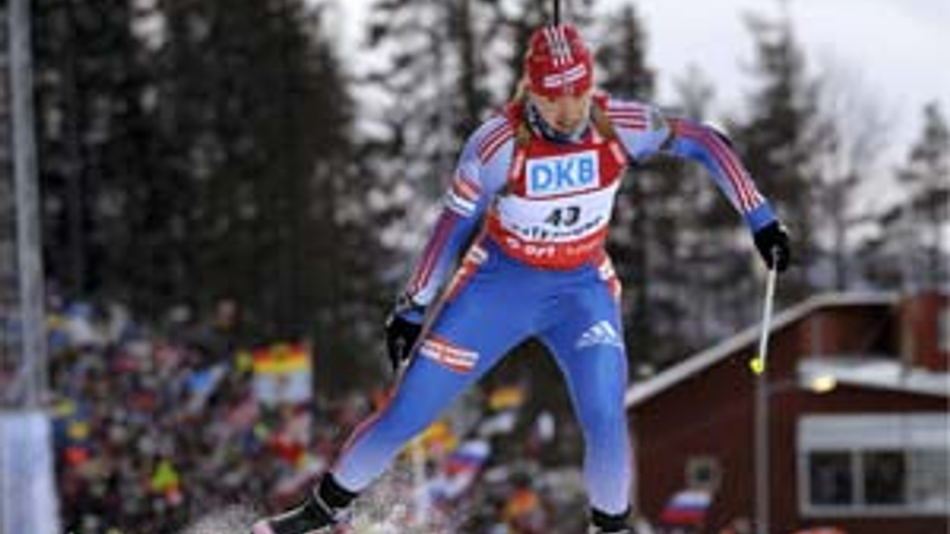 Ruska Jekaterina Jurievová si beží vo vytrvalostných pretekoch na 15 km po premiérový titul majsterky sveta. Len ona vybielila v Östersunde všetkých dvadsať terčov.