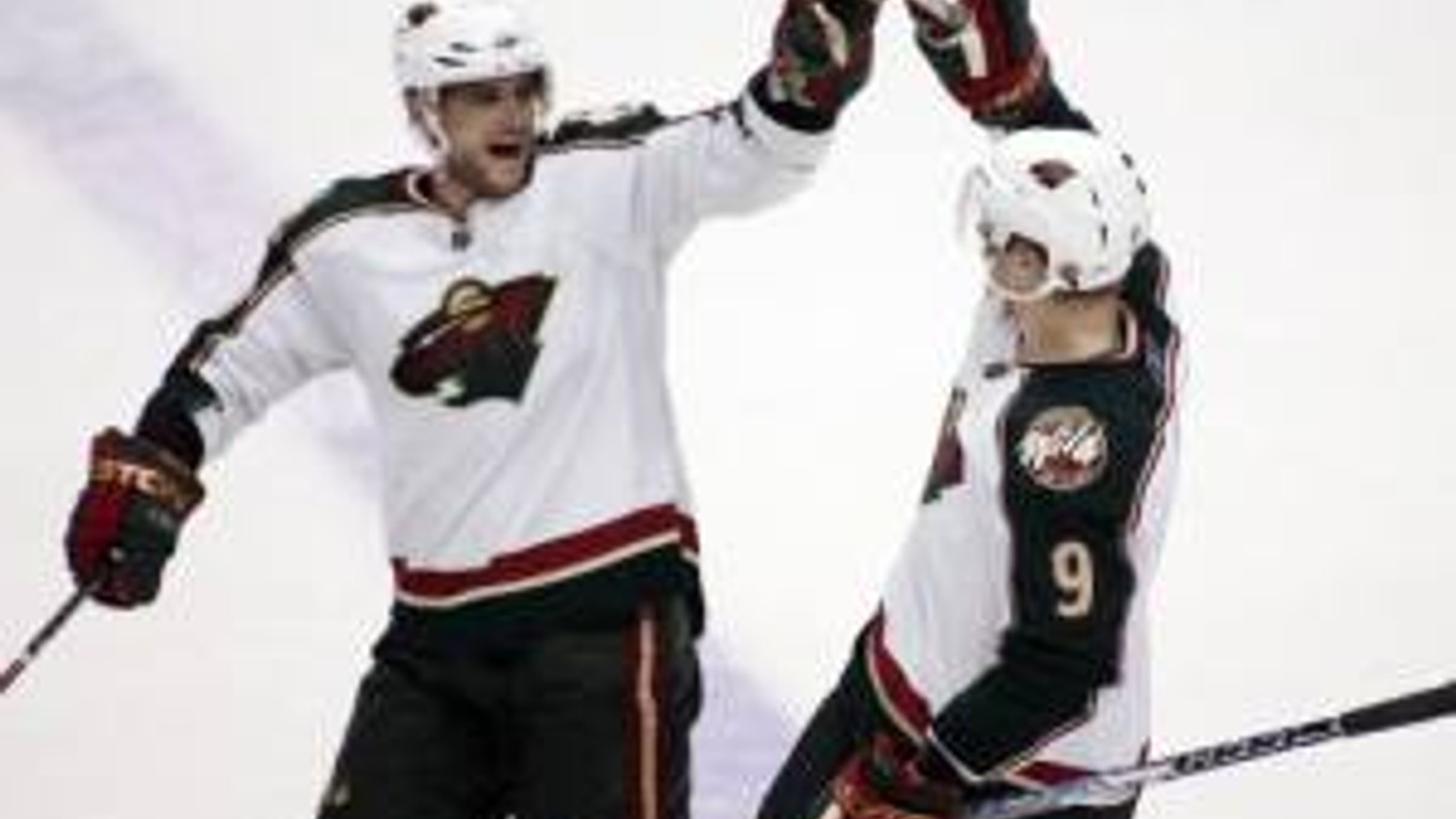 Slovenský hokejista Marián Gáborík z Minnesoty Wild (vľavo) gratuluje spoluhráčovi Mikkovi Koivu po strelení gólu na 3:2 v zámorskej NHL proti Vancouveru Canucks 14. februára 2008 vo Vancouveri.