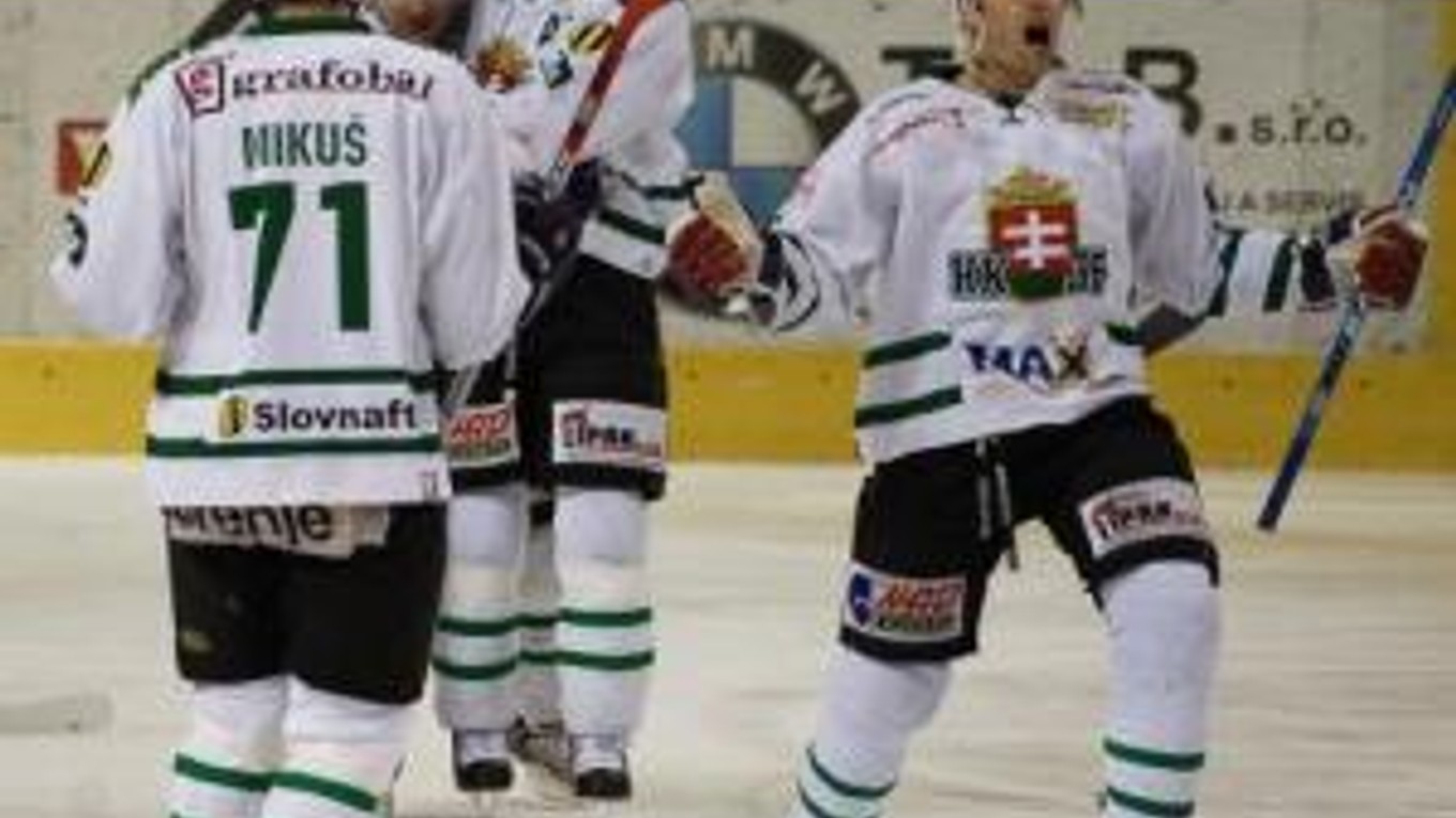 Radosť skaličana Reného Školiaka (úplne vpravo). Spolu s ním sa raduju spoluhrači Juraj Mikúš ( č. 71), Žigo Pállfy (v strede) a Tibor Višnovský (druhý zľava) v zápase 53. kola Slovnaft Extraligy. Trenčín, 17. február 2008.