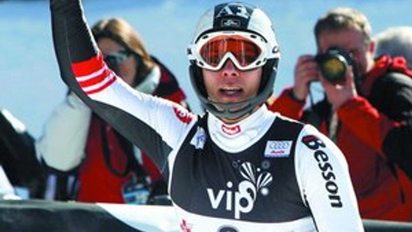 Rakúšan Mario Matt oslavuje slalomový triumf v Záhrebe.