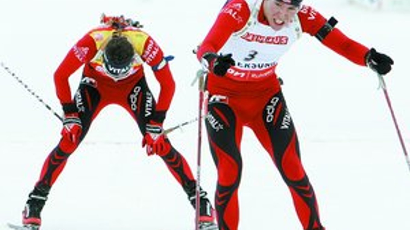 Záver nórskej drámy v pretekoch s hromadným štartom. Emil Hegle Svendsen predstihuje vyčerpaného krajana Ole Einara Björndalena.
