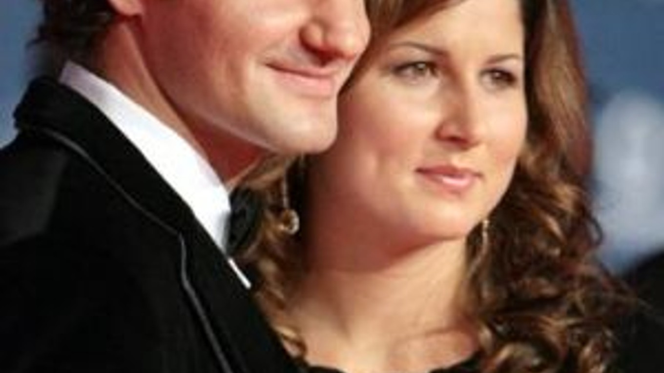 Švajčiarsky tenista Roger Federer s priateľkou Mirkou Vavrincovou pózujú na slávnostnom odovzdávaní športových cien Laureus World Sports Awards.