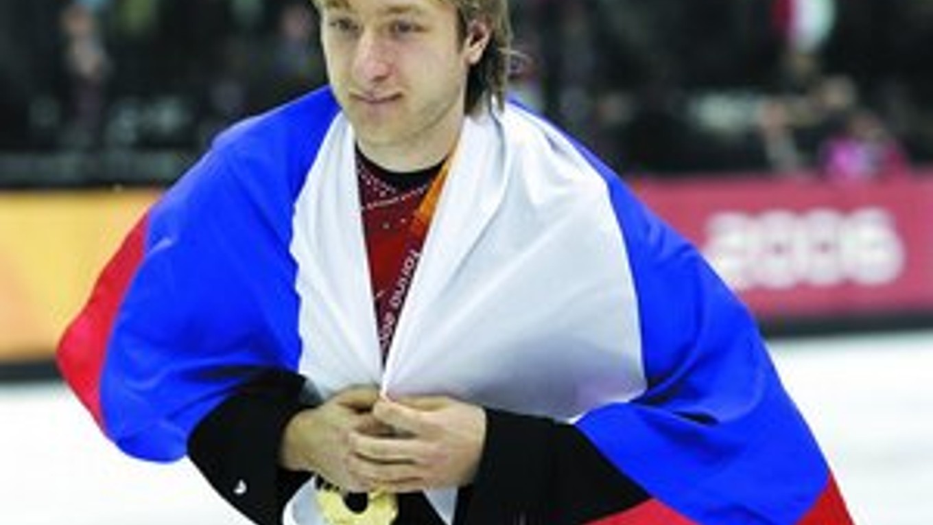 Krasokorčuliar Jevgenij Pľuščenko oslavuje olympijské zlato