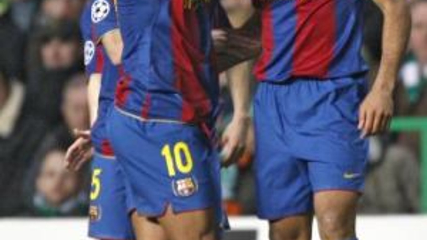 Hviezdy barcelonskej ofenzívy Ronaldinho a Henry po Francúzovom góle do siete Celticu.