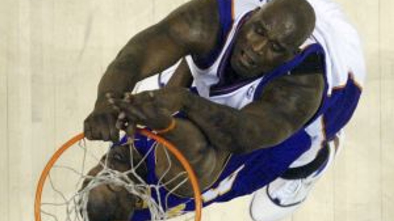Shaquille O'Neal (vpravo) v súboji s DJ Mbengom (Los Angeles Lakers). Debut v drese Phoenixu Shaqovi síce vyšiel, Suns ale prehrali s jeho bývalým zamestnávateľom o 6 bodov.