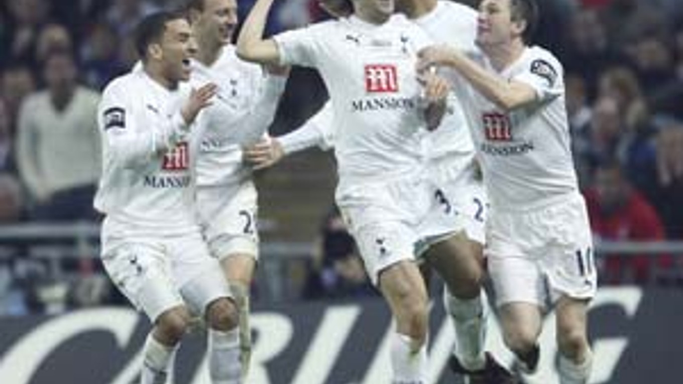 Jonathan Woodgate z Tottenhamu oslavuje gól do siete Chelsea v predlžení finále Ligového pohára (Carling Cup).