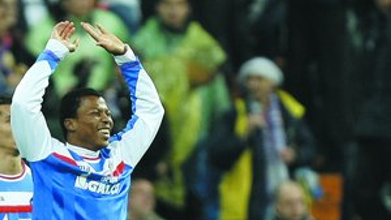 Ikechukwu Uche z Getafe oslavuje gól v sieti Realu.