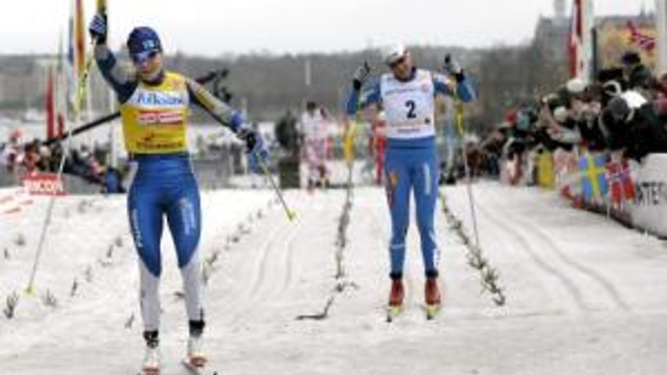 Víťazné gesto fínskej lyžiarky Virpi Kuitunenovej v cieľovej rovinke pretekov v Štokholme