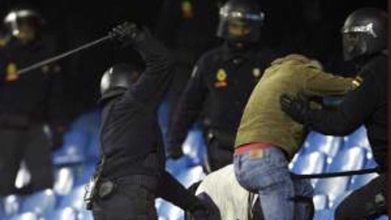 Nepokoje medzi fanúšikmi Atlética Madrid a Boltonu Wanderers museli v Madride riešiť policajti.