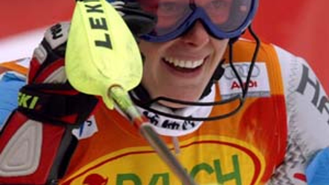 Veronika Zuzulová sa teší z tretieho miesta v slalome v Zwieseli. Snímka je z roku 2004 a pre našu lyžiarku to bolo prvé umiestnenie na stupni víťazov vo Svetovom pohári v kariére.