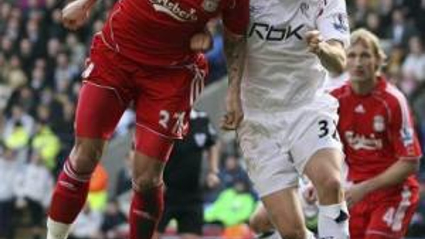 Martin Škrtel v hlavičkovom súboji s Mattom Taylorom v zápase Liverpoolu s Boltonom.